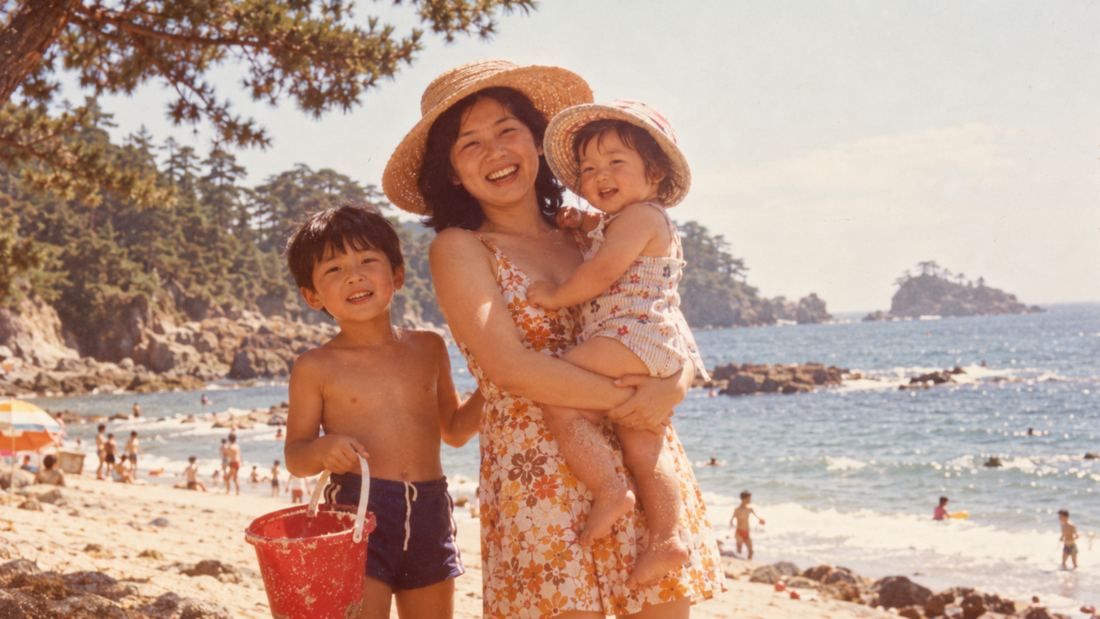 夏の海辺の母と子どもたち